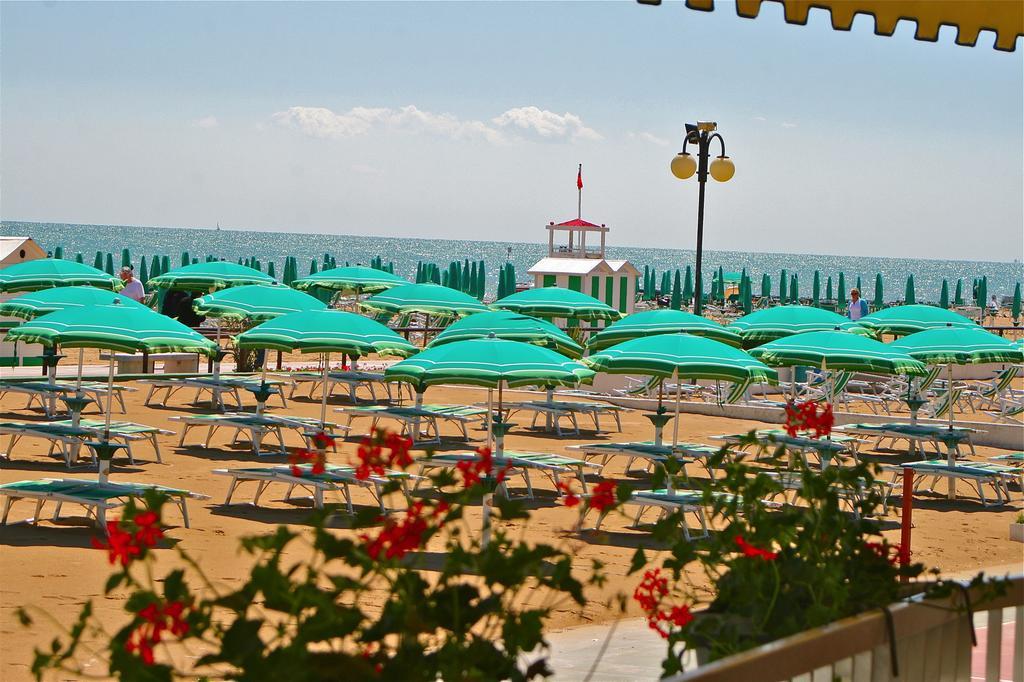 Hotel Janeiro Frontemare Лидо-ди-Езоло Экстерьер фото