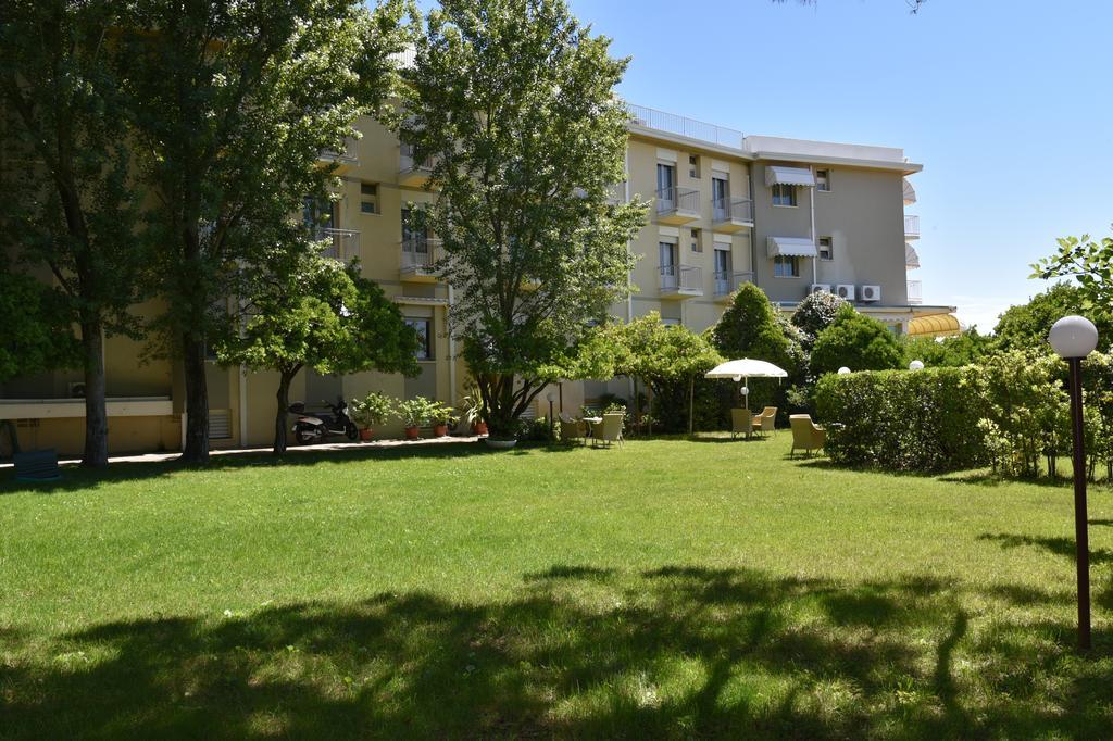 Hotel Janeiro Frontemare Лидо-ди-Езоло Экстерьер фото