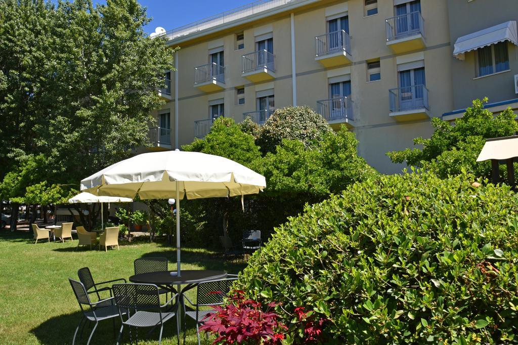 Hotel Janeiro Frontemare Лидо-ди-Езоло Экстерьер фото