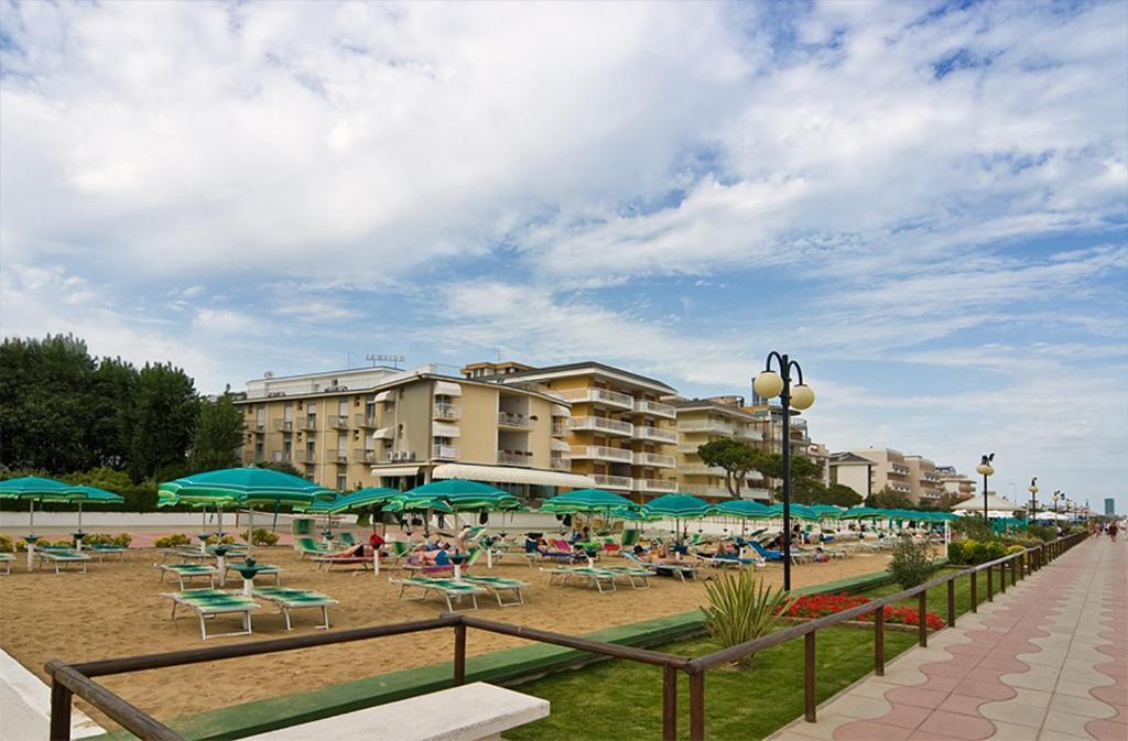 Hotel Janeiro Frontemare Лидо-ди-Езоло Экстерьер фото