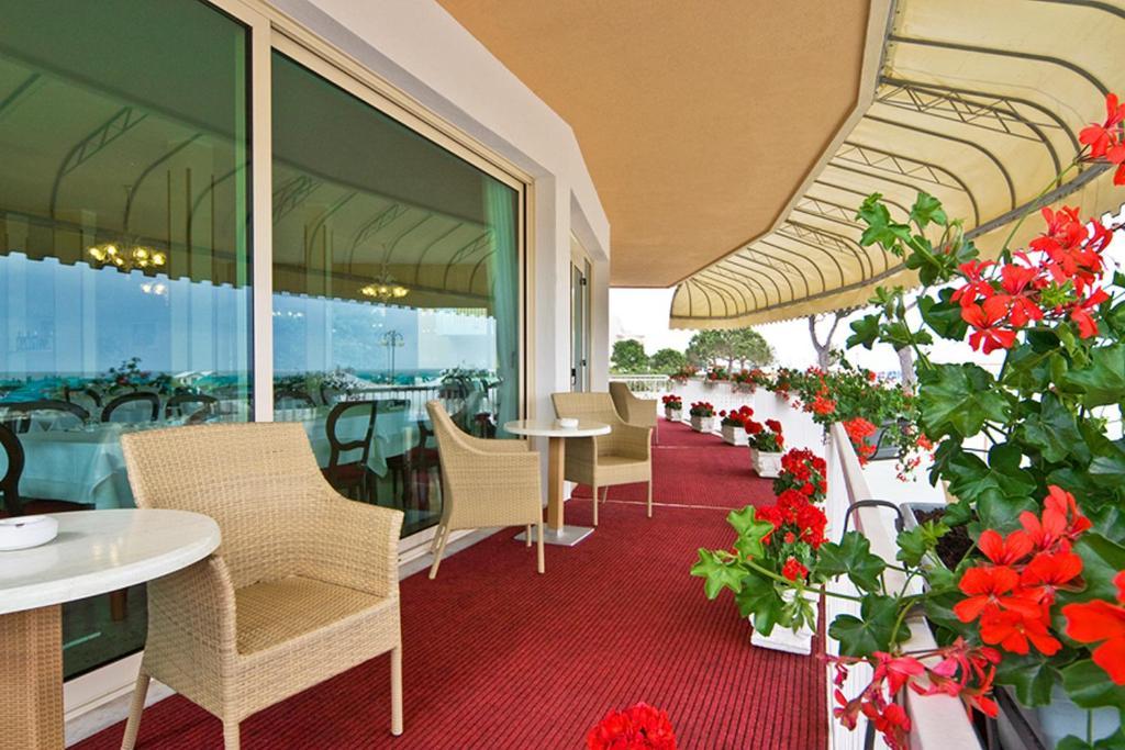 Hotel Janeiro Frontemare Лидо-ди-Езоло Экстерьер фото